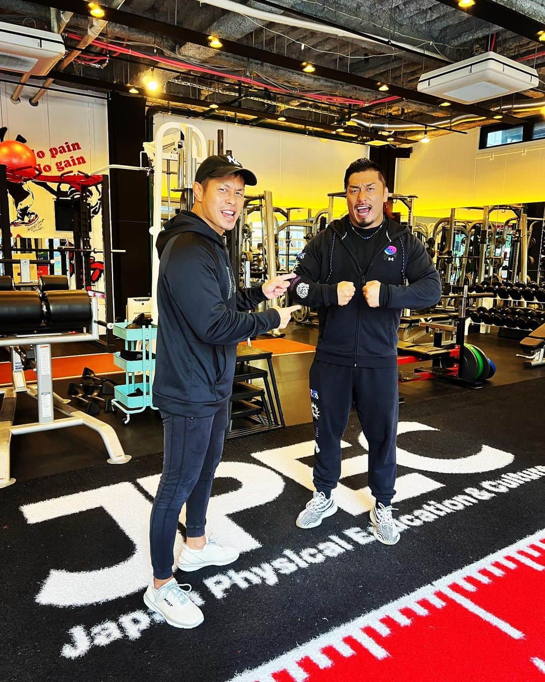 土井成樹のインスタグラム：「久々に会いました。  #roh 世界タッグ #鷹木信悟  #土井成樹  #筋トレ #トレーニング #ワークアウト #training#ダイエット #ジム #フィットネス #筋肉 #ボディメイク #筋トレ女子 #トレーニング女子 #尻トレ #diet #ストレッチ #exercise #sport #health #lifestyle#大阪 #堀江 #jpec #パーソナルトレーニングの　#ご予約は #DMまで　#ビジター  #大歓迎」