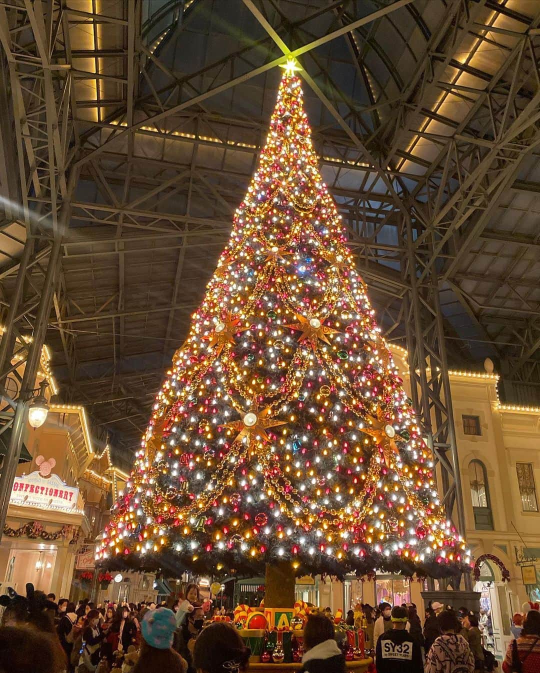 川島海荷さんのインスタグラム写真 - (川島海荷Instagram)「最近よくテーマパークに行ってる川島です✋🏻 クリスマスディズニー、、最高だった！！！未来と❤︎ はしゃぎすぎて、チュロスのシュガーが口に付いちゃってますが、お気になさらず。」11月10日 16時53分 - umika_kawashima