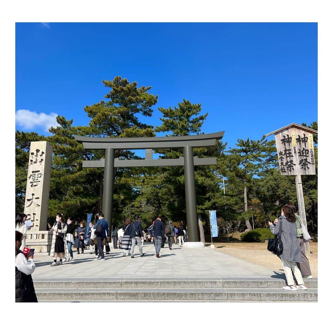 金田久美子のインスタグラム：「出雲大社へ参拝。 最高のお天気。さすが神様が集まってる。 #出雲大社  #神在月の出雲大社  #出雲大社のうさぎ  #おおしめなわ  #いずもそば」