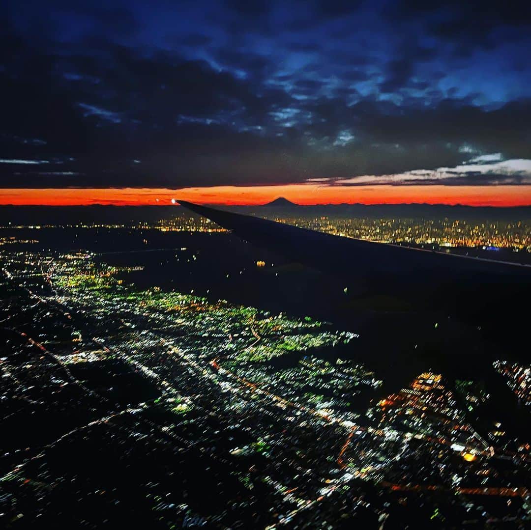 馬場典子さんのインスタグラム写真 - (馬場典子Instagram)「今度は寝過ごした！ （予感はあった） しかも真っ暗だし！  と、思ったら❣️  お待たせしました⁉︎ 今日は夕焼と夜景と#富士山   #馬場典子 #ばばちゃんネル」11月10日 17時27分 - baba_channel