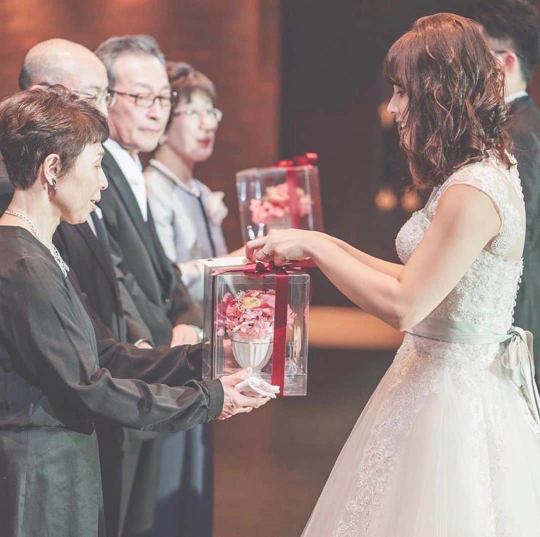 けやき坂彩桜邸シーズンズテラスのインスタグラム：「. ＊親御様へのありがとう＊ . ご結婚式の結びでお渡しする記念品。  日頃伝えられない想いを プレゼントと一緒に伝えてみてませんか？ . 🌸彩桜邸の情報はプロフィール内のリンクをチェック🌸 @keyakizaka_saiotei」
