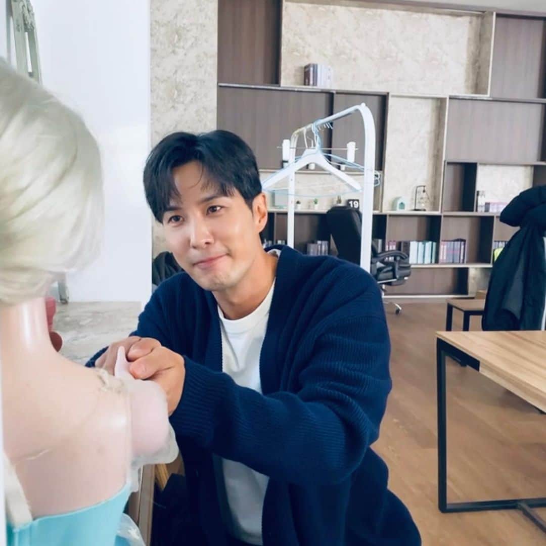 キム・ジソクのインスタグラム：「. 만나뵙게 되서 영광입니다 공쥬님👸손이 얼음장이시네요..❄️ #수족냉증 #나를위해 #일어서주신 #엘사님과 #차가운대화」