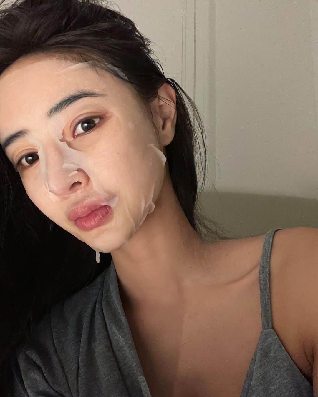 のインスタグラム：「우아팩 + 에센스앰플 오픈🤍 >좁쌀 많이 올라오시는 분 >피부 결이 거치신 분  >피부가 얇으신 분 >자주 뒤집어지시는 분  >열이 많으신 분  진정 보습 피부 속 밸런스 잡아주는 건 우아 팩만한게 없어요 🫶🏻 매일매일 부담 없이 하셔도 되고  주 3회 이상 하시면  리쥬란,샤넬,수분 부스터 맞은것처럼 자체 물광 된다는 점 😍 메이크업 전에 하시면 메컵 더 잘 먹고  즉각적으로 효과가 눈이는 확실한 제품 추천드립니다🧏🏽‍♀️♥️ -링크는 프로필에 나와있습니다 :)  #우아비타민앰플마스크팩 #데저트로즈셀에센스」