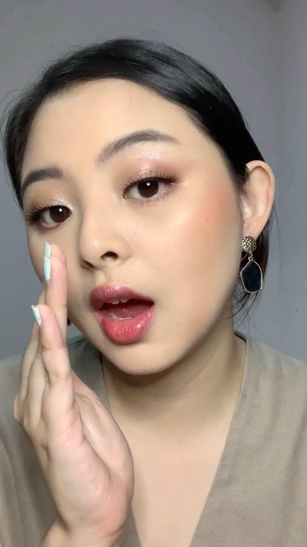 ジェシカ・ファニアのインスタグラム：「Jujur udah lama gak main “eye make up” yang aneh2. Biasanya, ya cuma mascara sama eyeshadow coklat tok buat sehari2. Cuma pas coba pinkish + ada hint sedikit coklat & glitter aduhh lucu banget. Jadi lebih pop up! Jadi gak sabar mau re create buat Christmas nanti🫶🏻 - Anw lyrics lagunya bagus deh..kayak nge-remind aja gitu ke diri sendiri. Kamu itu sudah di ciptakan dengan berharga & indah. Gaperlu sesuatu yang “ber embel2 branded” buat orang mau lihat kamu. Cukup jadi pribadi yang bener, unik, menyenangkan dan apa adanya😚」