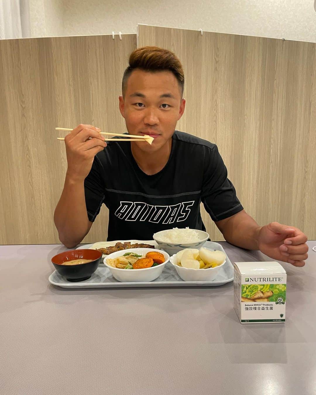 ワン・ボーロンのインスタグラム：「飯後一包強效複合益生菌 用來保護腸胃健康！  @amwaytw  #Nutrilite  #來自大自然最好的營養  #紐崔萊益生菌」