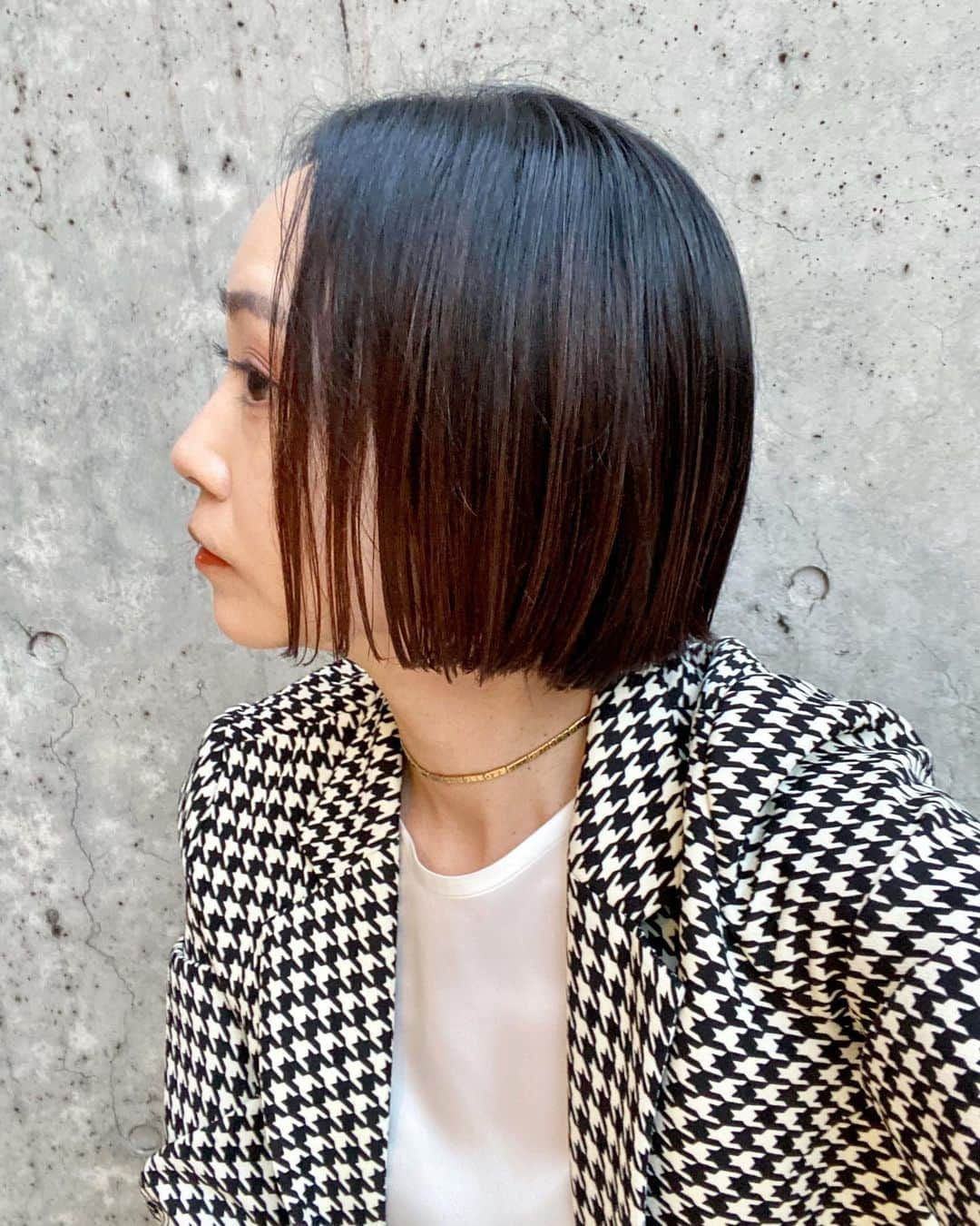 石田美奈子さんのインスタグラム写真 - (石田美奈子Instagram)「hair✂︎  ヘアチェンジ☺︎  イメージ通りの髪型でとっても嬉しい🥹💞 石川さん @takeshi_ishikawa_  の神カット最高👏✨ 横からのシルエットも完璧(2枚目)✨  前回切りたい願望を抑えきれなくてバッサリ切っていただいて、 カラーは今後地毛でいきたいとお伝えしてグラデーションっぽくしていただいて、 今回は染めずにカットとトリートメントをしていただきました☺︎✨ 地毛の色と以前のカラーが馴染んで良い感じ♡  そして、乾かした後バームをつけただけでこのまとまりは最高すぎます🤤  いつもありがとうございます🥰  @pationn_official  💆🏻‍♀️ → #minako_beauty  #hairstyle #bobhaircut #shorthair #pationn #ミニボブ #ボブアレンジ #ワンレンボブ #アラサー美容 #表参道美容室 #神カット #乾かすだけでキマる髪 #30代ヘアスタイル #ヘアスタイル #黒髪ボブ」11月10日 17時55分 - mminakooo