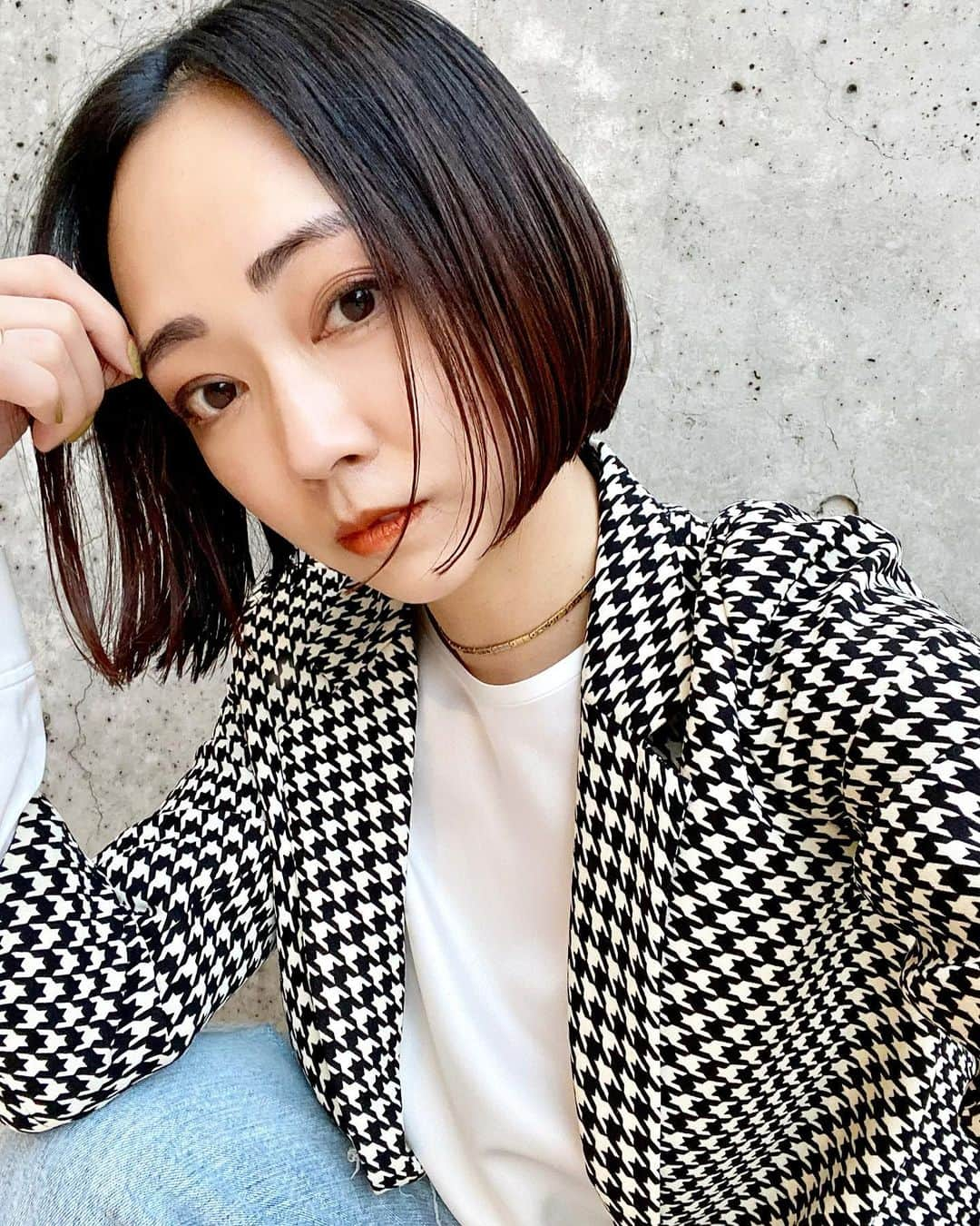 石田美奈子さんのインスタグラム写真 - (石田美奈子Instagram)「hair✂︎  ヘアチェンジ☺︎  イメージ通りの髪型でとっても嬉しい🥹💞 石川さん @takeshi_ishikawa_  の神カット最高👏✨ 横からのシルエットも完璧(2枚目)✨  前回切りたい願望を抑えきれなくてバッサリ切っていただいて、 カラーは今後地毛でいきたいとお伝えしてグラデーションっぽくしていただいて、 今回は染めずにカットとトリートメントをしていただきました☺︎✨ 地毛の色と以前のカラーが馴染んで良い感じ♡  そして、乾かした後バームをつけただけでこのまとまりは最高すぎます🤤  いつもありがとうございます🥰  @pationn_official  💆🏻‍♀️ → #minako_beauty  #hairstyle #bobhaircut #shorthair #pationn #ミニボブ #ボブアレンジ #ワンレンボブ #アラサー美容 #表参道美容室 #神カット #乾かすだけでキマる髪 #30代ヘアスタイル #ヘアスタイル #黒髪ボブ」11月10日 17時55分 - mminakooo