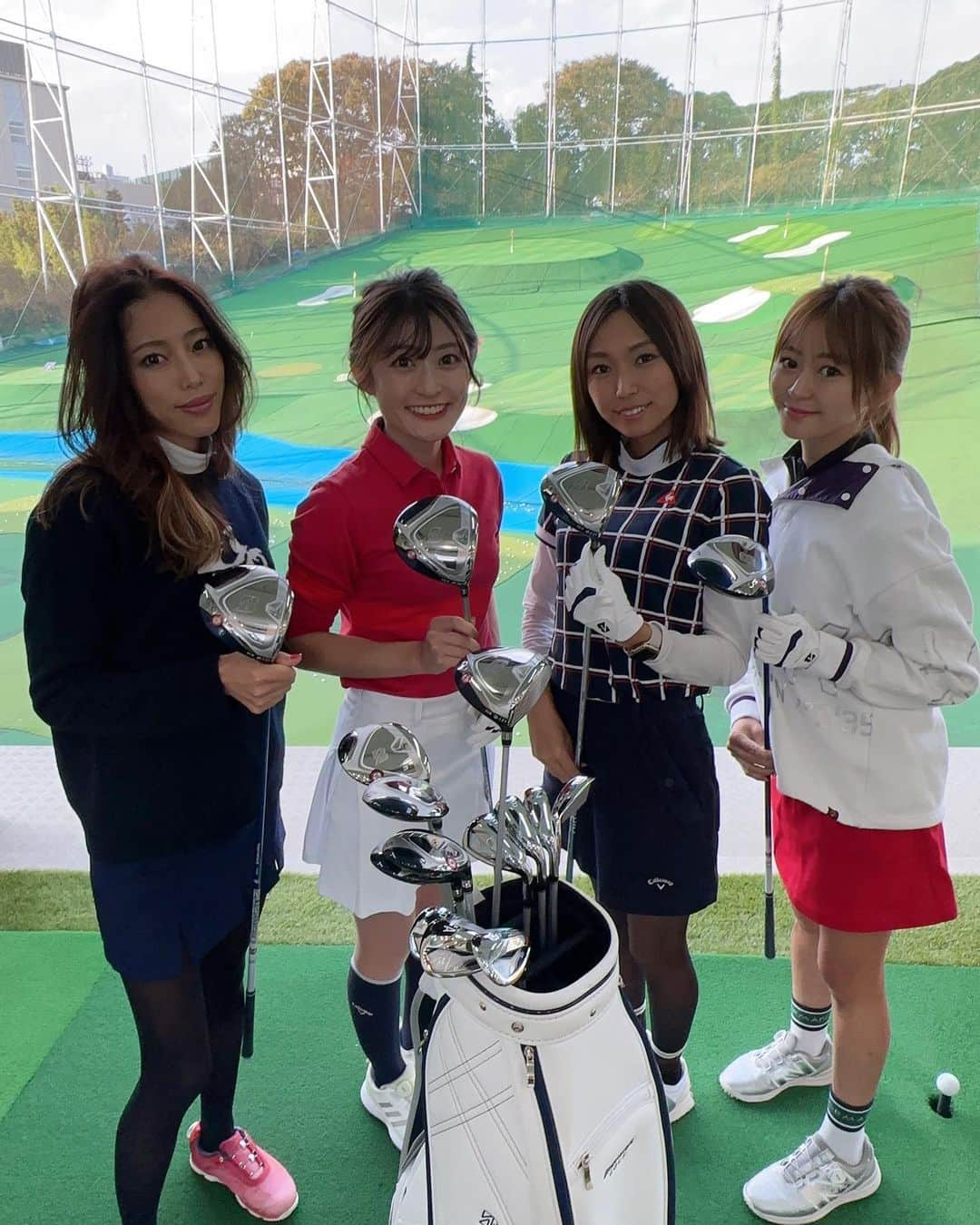 梶本成美さんのインスタグラム写真 - (梶本成美Instagram)「先日、ブリヂストン@bridgestonesports_golf から 新しく出たB-LDの試打会に行ってきました😽⛳️  ドライバーがここのところ低迷してたので 今回試打会とーっても楽しみにしていました❣️✨  私最近スライス気味でしたが、B-LDのドライバー すごく安定した球が打てて打っていてめちゃくちゃ気持ち良かったです😽⛳️  芯にしっかり当たっている感じもしっかりしていて 近々しっかりとフィッティングに行かせていただく予定です😽⛳️✨  あとアイアンもめちゃくちゃ良かったのでそちらも気になってます🤣❣️  今メンズクラブを使ってますが B-LDのレディースなら！無理してメンズクラブを使わないで飛ぶので これは私にぴったりすぎた🤣✨  ブリヂストンのグローブも グリップ力が凄くて更に手のひらが星になってて可愛いかった❤️  #ブリヂストンゴルフ #ブリヂストンスポーツ #ビーレディ  #bを信じろ#レディスクラブ  #bridgestonegolf #bidol  #ゴルフ　#ゴルフ女子」11月10日 17時58分 - narumikajimoto