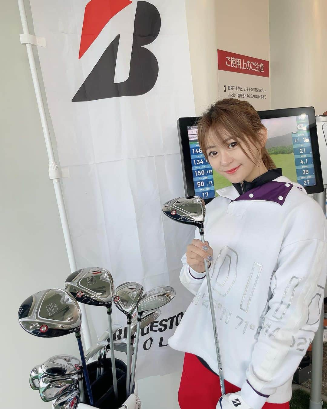 梶本成美のインスタグラム：「先日、ブリヂストン@bridgestonesports_golf から 新しく出たB-LDの試打会に行ってきました😽⛳️  ドライバーがここのところ低迷してたので 今回試打会とーっても楽しみにしていました❣️✨  私最近スライス気味でしたが、B-LDのドライバー すごく安定した球が打てて打っていてめちゃくちゃ気持ち良かったです😽⛳️  芯にしっかり当たっている感じもしっかりしていて 近々しっかりとフィッティングに行かせていただく予定です😽⛳️✨  あとアイアンもめちゃくちゃ良かったのでそちらも気になってます🤣❣️  今メンズクラブを使ってますが B-LDのレディースなら！無理してメンズクラブを使わないで飛ぶので これは私にぴったりすぎた🤣✨  ブリヂストンのグローブも グリップ力が凄くて更に手のひらが星になってて可愛いかった❤️  #ブリヂストンゴルフ #ブリヂストンスポーツ #ビーレディ  #bを信じろ#レディスクラブ  #bridgestonegolf #bidol  #ゴルフ　#ゴルフ女子」