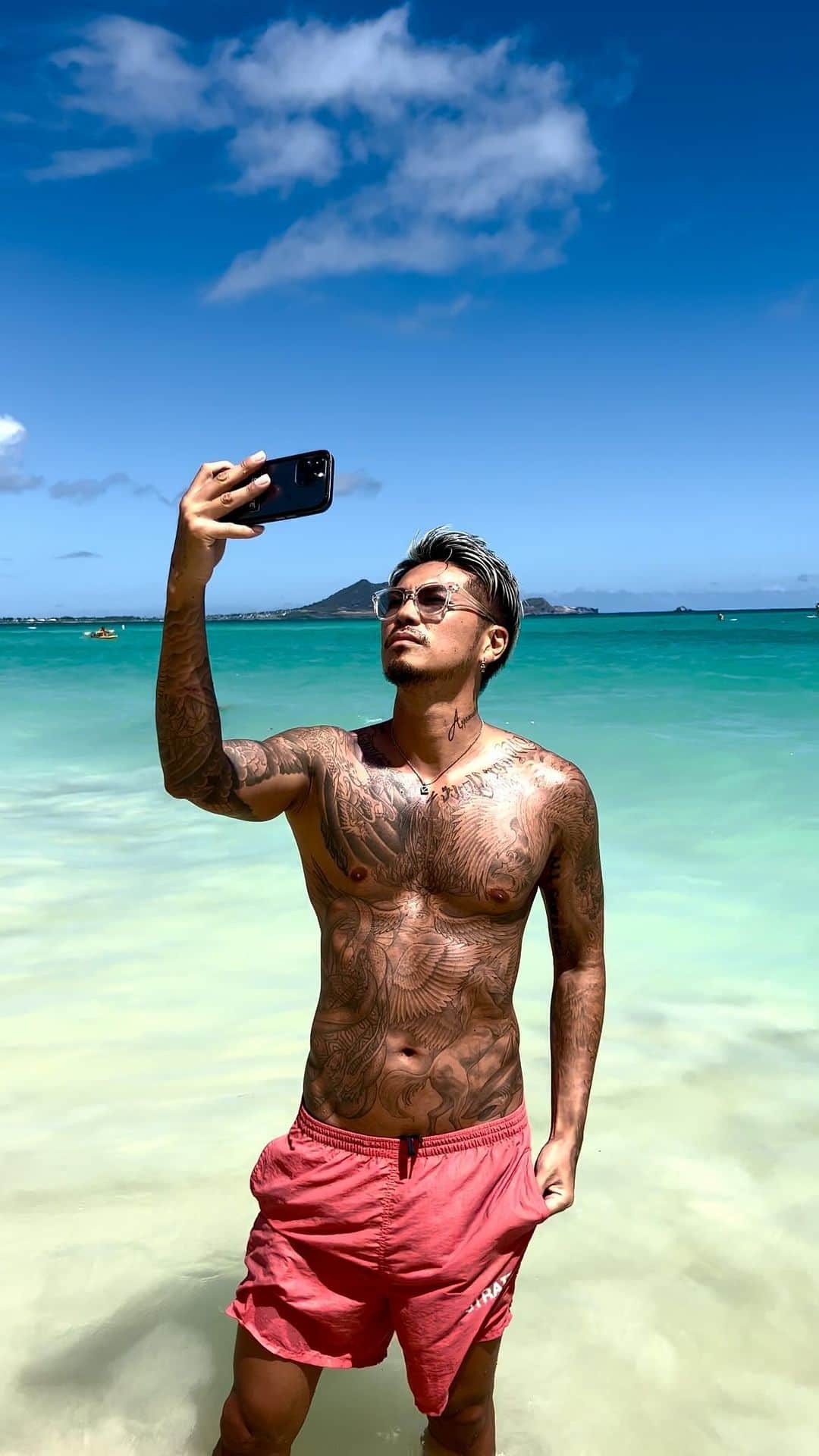 DJ ACEのインスタグラム：「🌊 こんな事やってたからスマホ壊れました  My iPhone broke because I was doing this😂  #Hawaii #Beach #ハワイ #海 #tattoo #ACE1 #ACE1TRIP #スマホを海に持ち込むのはやめよう # ハワイで海にスマホ持ち込んで壊したの2回目 #最新iPhoneを過信しすぎました #いつになれば持ち込める？🥺」