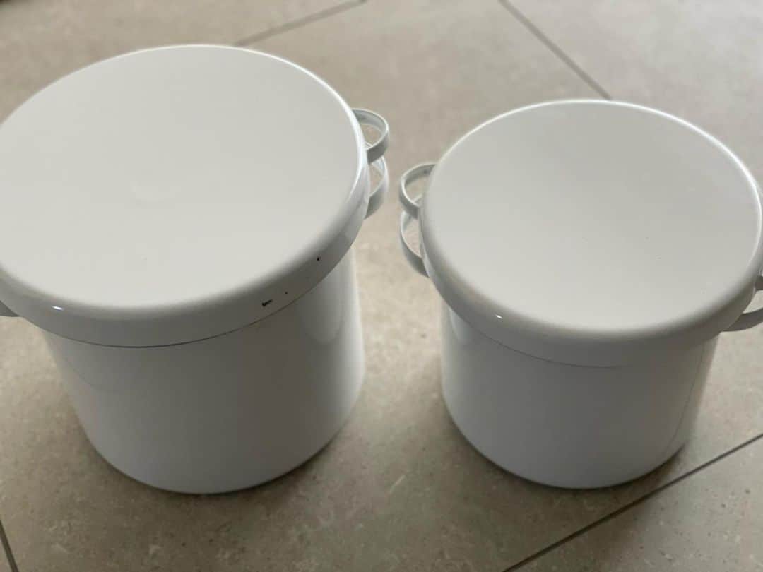山口もえのインスタグラム：「・  味噌開きをしました♡ 昨年の冬に仕込んだものです 開けるまではドキドキする！！ カビてたらどうしよう… とんでもないことになってたらどうしよう… って毎年思うんだけど。笑 ちょっとしたカビや膜を取り除けば そりゃ〜もう香り良し味わいよしの味噌が現れます👏 2種類作ったんだけど… すぐに忘れてしまうあたり困ったものです…笑 次回からはホーローにメモ貼っておこう！  p.s  インスタ見直したら… 大豆の味噌とひよこ豆のむぎ味噌と判明しました🥰  #味噌汁#味噌作り#手作り味噌 #味噌  #冬の名物 になりつつあるのが嬉しい #発酵食品  #だいすき #ママ友#今年も作ろうね#❤️」