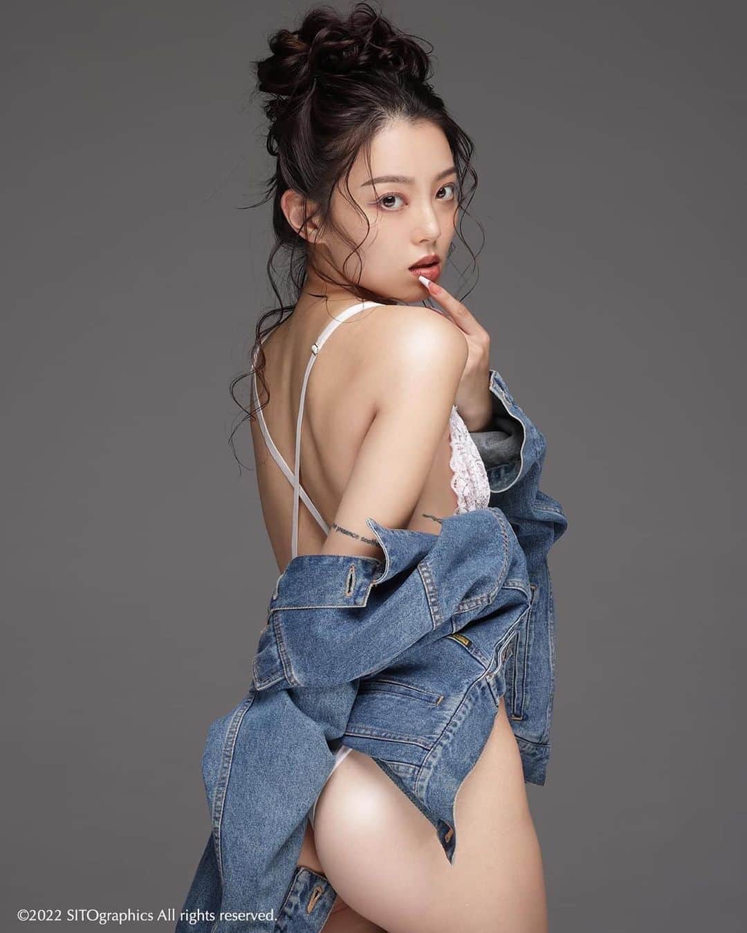 シト山口のインスタグラム：「小波デジタル写真集、11/12土曜夕方より発売開始💕  今回も予約購入してくれた方にはＢ１ポスターデータのオマケ付き！  プロフィールか、ストーリーのリンクから予約お願い致します🙇🏻‍♂️💕  model @konami_nrsd  denim Enporio Armani bodysuit FOREVER21 hair&make @mariaominami  photo @sito_yamaguchi  #model #make #fashion #hairmake #photo #profoto #shoot  #instafollow #フォロー  #いいね #モデル #小顔 #スタイル #ヘアメイク #メイク #ポートレート #ファッション #ビューティー #作品撮り #写真好きな人と繋がりたい #撮影 #一眼レフ #モデル募集 #被写体 #グラビア  ©︎2022 SITOgraphics All rights reserved.」