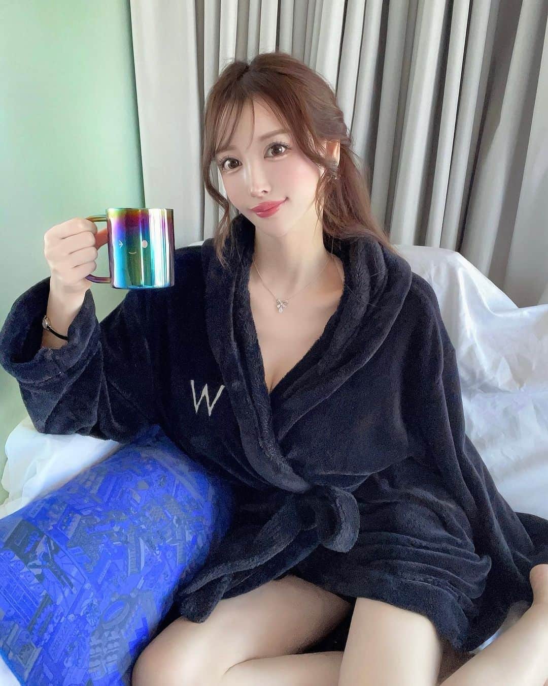 蘭子のインスタグラム：「朝はコーヒーで目覚めたい派☕️🍀 . 大阪はWHotelに泊まったんだけど、 ロビーでお友達にばったり会ったよ💓 世界は狭いね🌱💓笑 . . #大阪#大阪観光#大阪旅行#国内旅行#タビジョ#映えスポット#写真好きな人と繋がりたい#写真撮ってる人と繋がりたい#写真を撮るのが好きな人と繋がりたい#写真すきな人と繋がりたい#カメラ好きな人と繋がりたい#カメラ部」