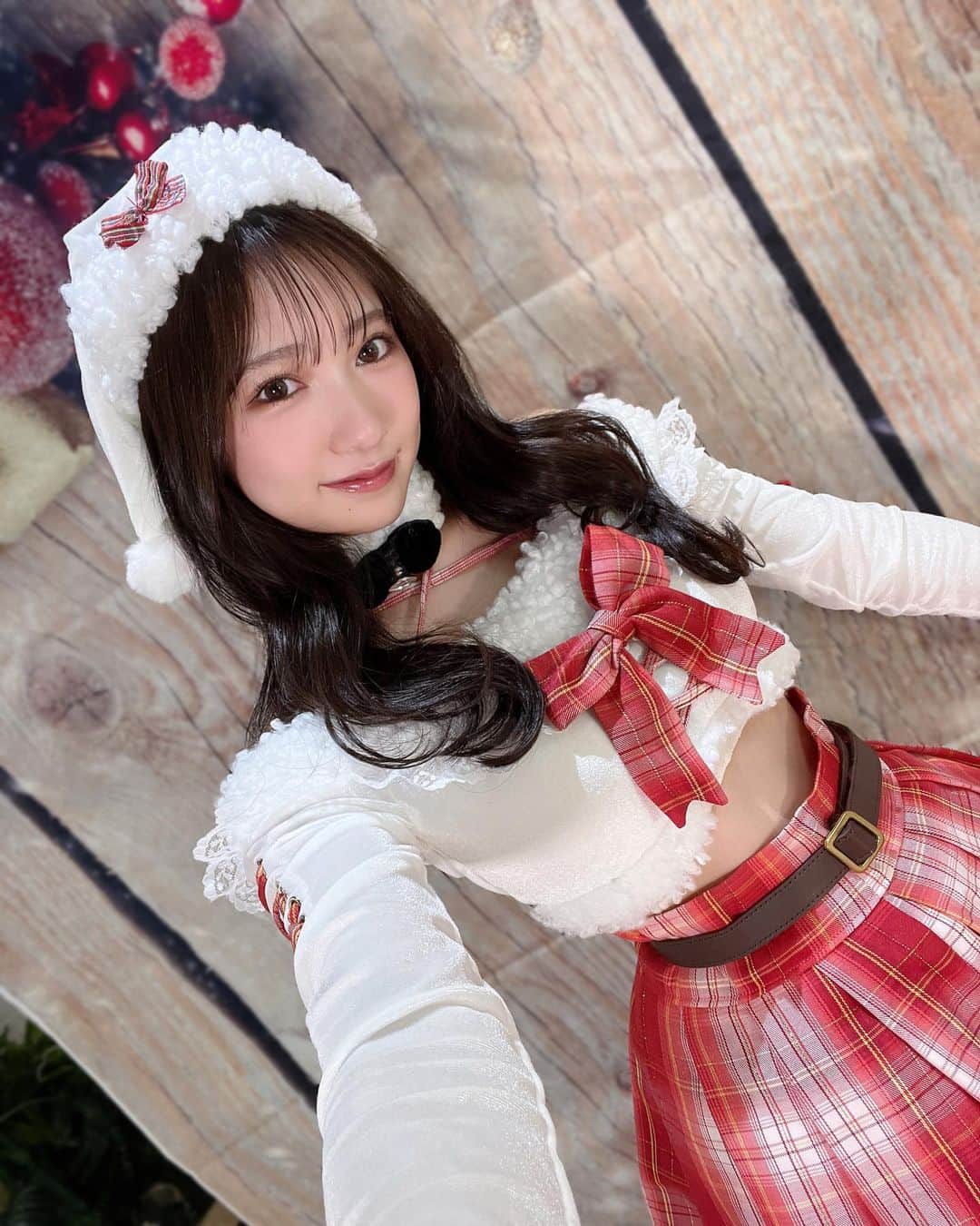 のインスタグラム：「すみれサンタ🤶💓  じゃじゃん。 一足早くクリスマス気分🎄  今日はクリスマスの 宿題チェキを撮影してきました！  かわいいクリスマス衣装5種類きたよ🦌💗 予約受付始まったらまたお知らせします！！  どれもめちゃかわいい🐱！ サンタすみれゲットしてください🫶  #クリスマス #クリスマスコーデ #サンタコス #🎅 #merryxmas #チェキ」