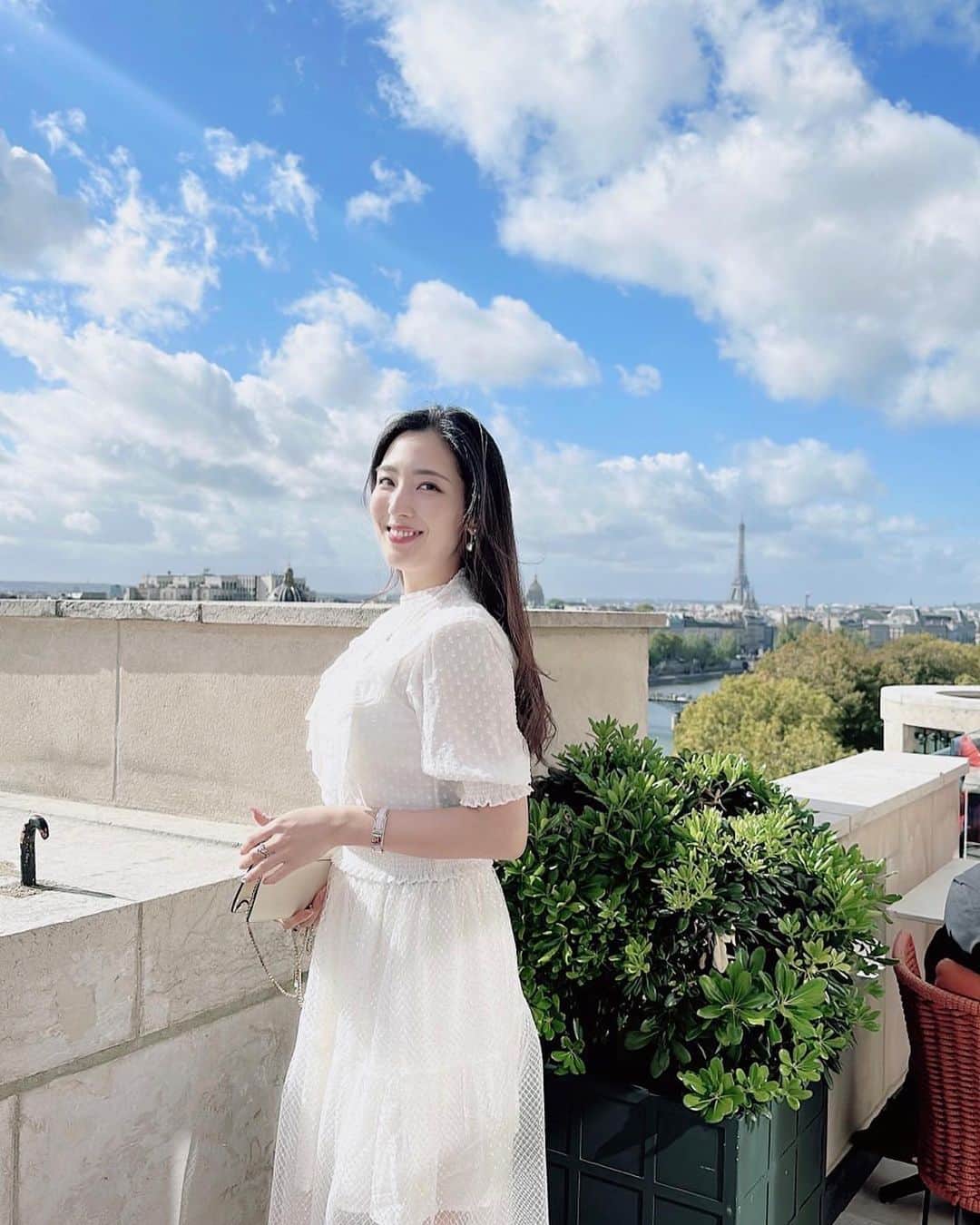 砂田早紀のインスタグラム：「Was lovely to see my 大好きなお方 @tomoyo0122 in Paris again ☺️🤍 @chevalblancparis   日本ではなかなか会えない吉村さん🥲  展示会にお連れいただきました👗 @ceciliebahnsen」