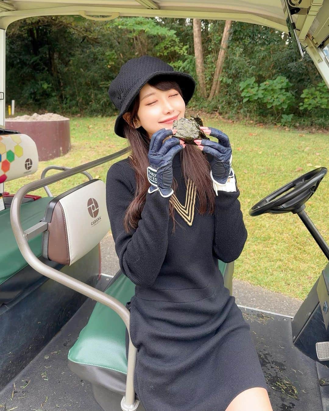 のインスタグラム：「. おにぎり美味し〜😆🍙💕の顔 . ラウンド中ってすぐお腹空いちゃうっ⛳️ この日は昆布のおにぎりにしたよ🍙 . おにぎりは梅か昆布率が高いな〜😆！ シンプルな塩むすびも好き🍙🤍 好み一緒の人〜？🙋‍♀️🙋‍♂️ . . #ゴルフ女子#ゴルフ#ゴルフウェア#ゴルフコーデ#おにぎり#golf#golfwear#golflife#golfstagram#golfcourse#golfaddict#golfclub#golfday#onigiri#omusubi」