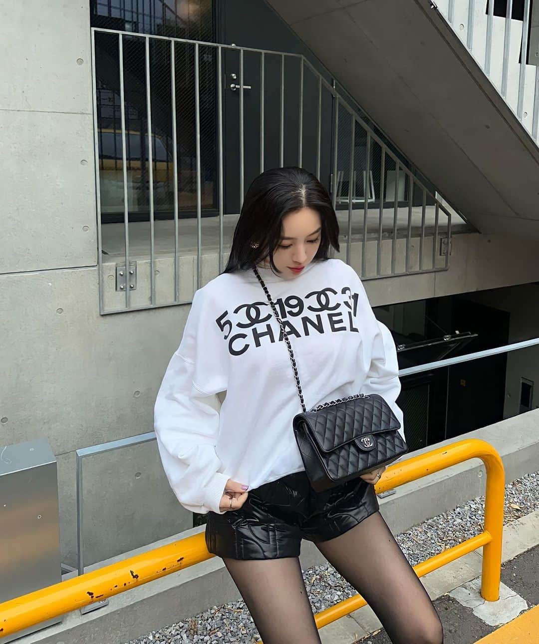megbabyのインスタグラム：「今日はシロクロなわたし🐼  トップスは90年代のCHANEL🖤 いいものはいつの時代も変わらず価値がある。  ファッションは時代を映す鏡🪞 身につけるものは心を映す鏡🪞  憧れて手の届かなかったあの時代の#vintagechanel にハマってる🥺沼  #y2k #y2kfashion」