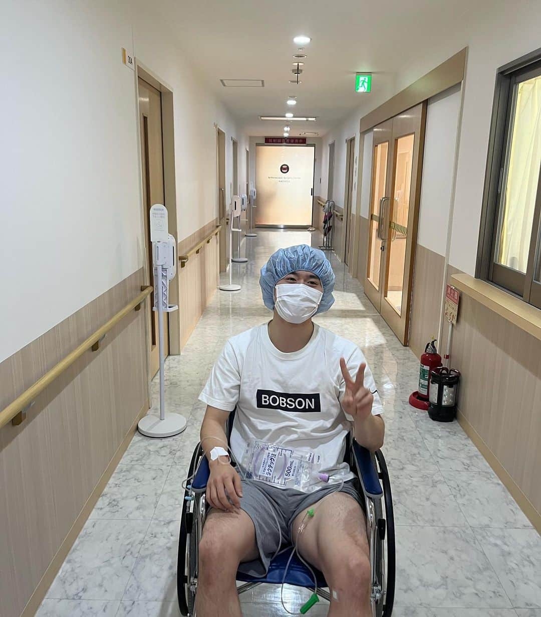森薗政崇さんのインスタグラム写真 - (森薗政崇Instagram)「10/31に左足首の手術をしてきました。  左足関節後方インピンジメントというケガで、いわゆるネズミと呼ばれるケガです。  かけた骨が足首関節に挟まってしまう感じですね。。  いろんな病院に行きましたが半年間原因がわからなかったのですが、先生達の紹介でたどり着いた八王子スポーツ整形外科でついに原因が分かり手術してきました！  初めての手術は不安ばかりでしたが、オペ室で麻酔を流してから先の記憶がなく起きたら病室のベットでした笑 医療ってすごい。マジで。  術後の経過も良好でリハビリに励んでます。 その様子もまたアップしていきます！  完璧な手術をしてくれた熊井先生と八王子スポーツ整形外科に感謝を。  #八王子スポーツ整形外科」11月10日 18時49分 - masataka0405