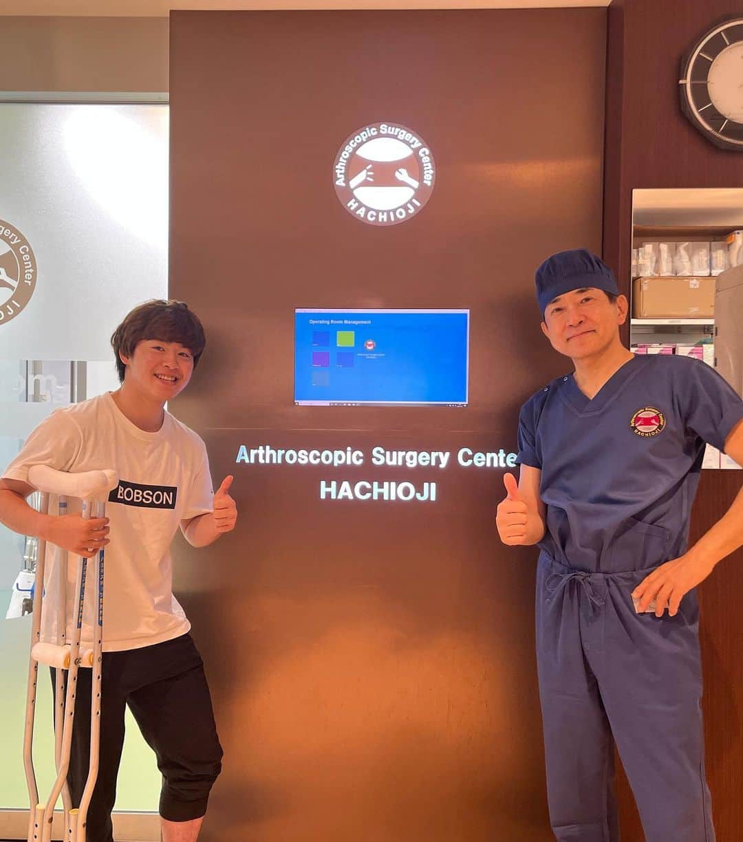 森薗政崇さんのインスタグラム写真 - (森薗政崇Instagram)「10/31に左足首の手術をしてきました。  左足関節後方インピンジメントというケガで、いわゆるネズミと呼ばれるケガです。  かけた骨が足首関節に挟まってしまう感じですね。。  いろんな病院に行きましたが半年間原因がわからなかったのですが、先生達の紹介でたどり着いた八王子スポーツ整形外科でついに原因が分かり手術してきました！  初めての手術は不安ばかりでしたが、オペ室で麻酔を流してから先の記憶がなく起きたら病室のベットでした笑 医療ってすごい。マジで。  術後の経過も良好でリハビリに励んでます。 その様子もまたアップしていきます！  完璧な手術をしてくれた熊井先生と八王子スポーツ整形外科に感謝を。  #八王子スポーツ整形外科」11月10日 18時49分 - masataka0405