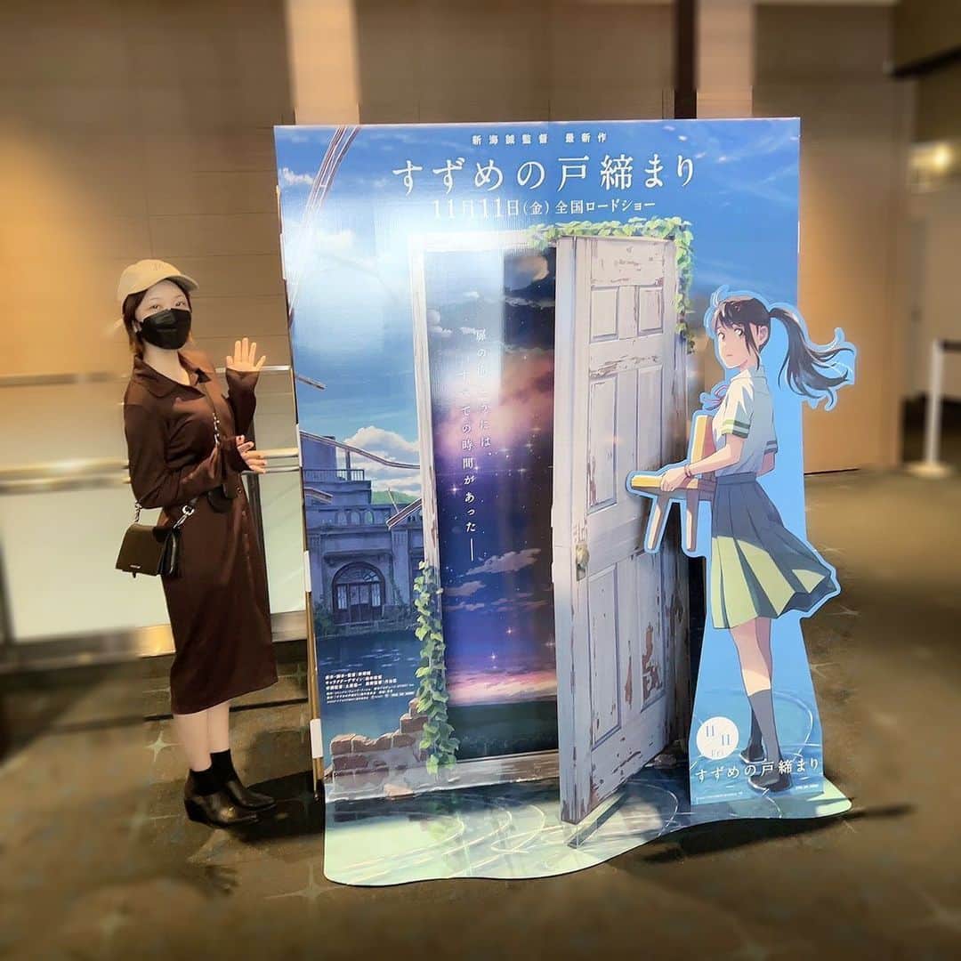 愛美のインスタグラム：「明日11/11(金)公開✨ 映画「#すずめの戸締まり」🗝 ミキ 役として出演しております！  先行上映や試写会で既にご覧になった皆様もたくさんいらっしゃいますかね？  新海さんの作品に出演出来たこと、とても光栄です…！✨  皆さんスクリーンで是非ご覧ください♫」