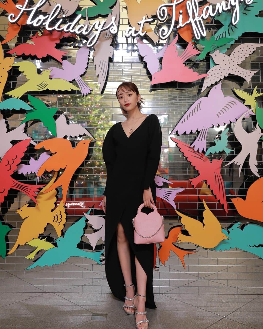 近藤千尋のインスタグラム：「日本上陸50周年を迎えた @tiffanyandco 🤍🤍🤍  アニヴェルセル 表参道にて、 アンディ・ウォーホルの色鮮やかな ホリデームードで彩られたカフェ☕️が 期間限定でオープンしました💓💁‍♀️  @tiffanyandco  のジュエリーを身につけて…🥹  大人っぽく😘😘😘  明日から是非みなさんも遊びに行ってみてね💕💕  #ATiffanyHoliday #tiffanyxanniversaire #TiffanyAndCo #anniversaireomotesando  #近藤千尋衣装」