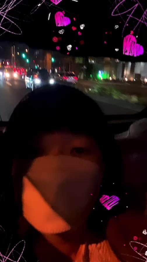 川村エミコのインスタグラム：「移動中。ストーリー上げようとしたら、ライブで、真っ暗で、覗いてくださった方 ありがとうございます。 あと10分ちゅっとで明るいところなので またやります！」