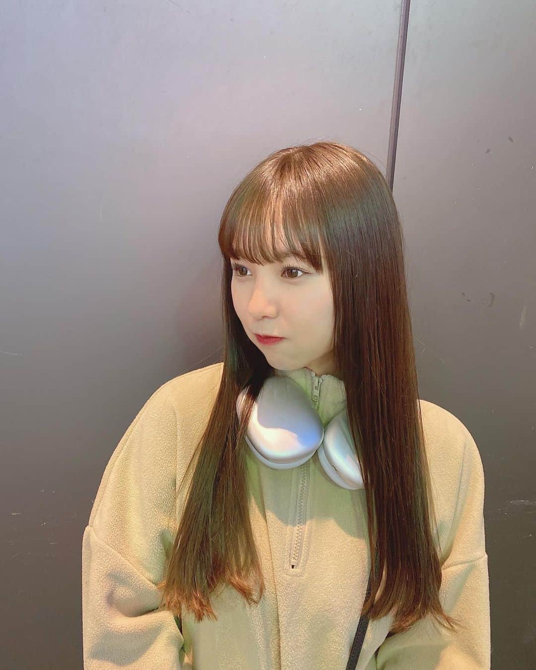 本郷柚巴のインスタグラム：「髪色変えた🌼  #髪色  #オリーブカラー  #みんなもお揃いにしよ #ヘッドホン」
