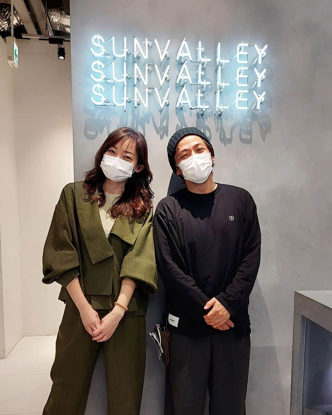 佐藤純さんのインスタグラム写真 - (佐藤純Instagram)「SUNVALLEY でカラー&トリートメント&カット✂️✨  @_sunvalley_   @shibuken_sunvalley   しぶけんが作る動きがあるカットが好き✂️❤️  サンバレーの後に、ナオちゃんとあゆみちゃんと合流して展示会へ行くはずが💦  カット中に『しぶけん🙌こんにちは‼️』と。  振り返ったら、ナオちゃんとあゆみちゃんがきたー🤣  写真6枚目、デカイモデルたちがしぶけんを囲む🤣‼️  #sunvalley  #サンバレー #表参道 #ヘアカラー #ヘアカット #トリートメント #渋谷謙太郎 さん #しぶけんありがとー #ママ #ママモデル #モデル #mama #mamamodel #model」11月10日 19時42分 - junsatoidea