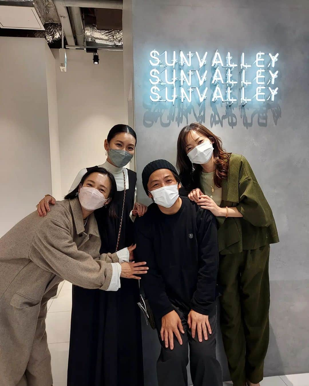 佐藤純さんのインスタグラム写真 - (佐藤純Instagram)「SUNVALLEY でカラー&トリートメント&カット✂️✨  @_sunvalley_   @shibuken_sunvalley   しぶけんが作る動きがあるカットが好き✂️❤️  サンバレーの後に、ナオちゃんとあゆみちゃんと合流して展示会へ行くはずが💦  カット中に『しぶけん🙌こんにちは‼️』と。  振り返ったら、ナオちゃんとあゆみちゃんがきたー🤣  写真6枚目、デカイモデルたちがしぶけんを囲む🤣‼️  #sunvalley  #サンバレー #表参道 #ヘアカラー #ヘアカット #トリートメント #渋谷謙太郎 さん #しぶけんありがとー #ママ #ママモデル #モデル #mama #mamamodel #model」11月10日 19時42分 - junsatoidea