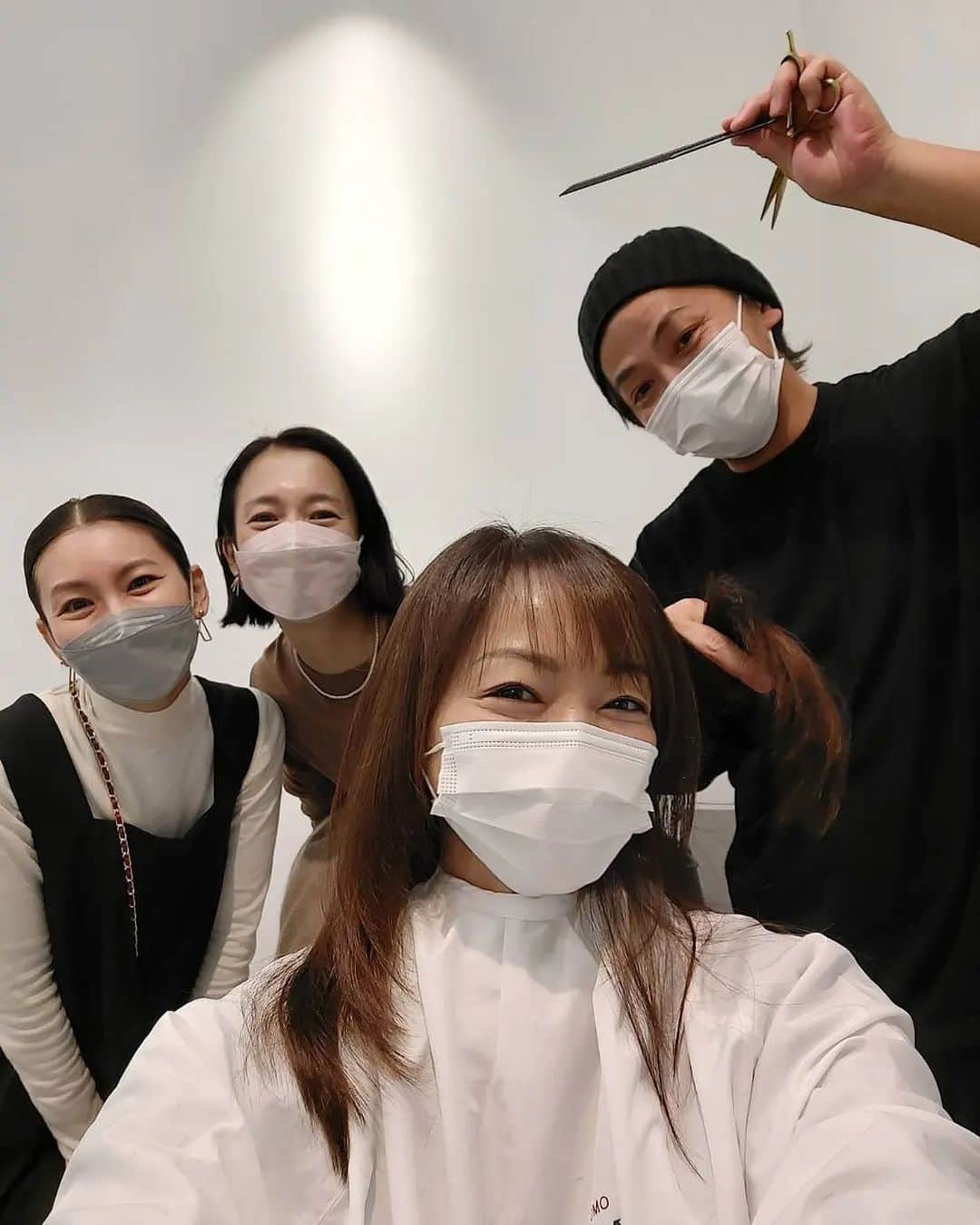 佐藤純さんのインスタグラム写真 - (佐藤純Instagram)「SUNVALLEY でカラー&トリートメント&カット✂️✨  @_sunvalley_   @shibuken_sunvalley   しぶけんが作る動きがあるカットが好き✂️❤️  サンバレーの後に、ナオちゃんとあゆみちゃんと合流して展示会へ行くはずが💦  カット中に『しぶけん🙌こんにちは‼️』と。  振り返ったら、ナオちゃんとあゆみちゃんがきたー🤣  写真6枚目、デカイモデルたちがしぶけんを囲む🤣‼️  #sunvalley  #サンバレー #表参道 #ヘアカラー #ヘアカット #トリートメント #渋谷謙太郎 さん #しぶけんありがとー #ママ #ママモデル #モデル #mama #mamamodel #model」11月10日 19時42分 - junsatoidea