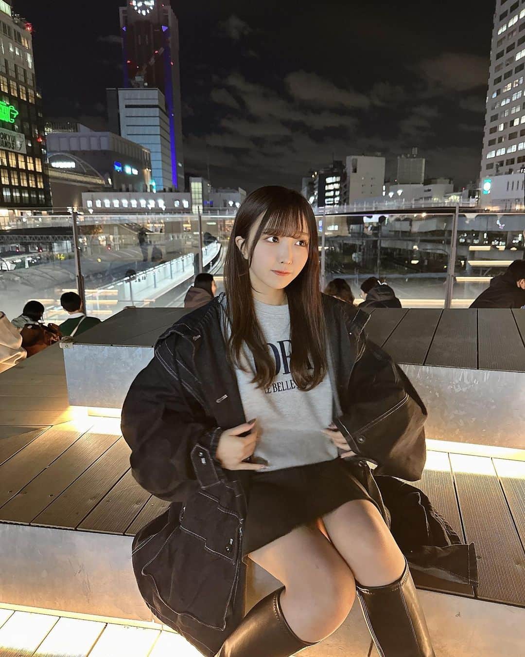 朝比奈さくらのインスタグラム：「マックのフルーリー美味しそうだから絶対たべたい🫠🍓🍫  よくばりいちごの三角チョコパイは 「欲バリセンセーション」の「よくばりって歌詞をよく歌う赤色担当｣ として私信だと思っておりますが 残念ながら苦手そうなのでたべません🫠🍓(三角チョコパイはすき)(いちごもすき)(じゃあなんで？)(しらん)  何だかんだ今週毎日家出た！なにもなくても癖づけないとすぐ引きこもって病むので癖づけのために ショッピングしまくった！家も掃除して綺麗にしてる！  明日は出ないから皆電話するぞ〜〜🔥  #佐野さくら #地下アイドル #ヘアアレンジ #ポートレート　 #インフルエンサー  #アイドル　#粉我 #自拍 #idol #japanesegirl #japaneseidol  #instagood #followme #lfl #ファッション #夜景」