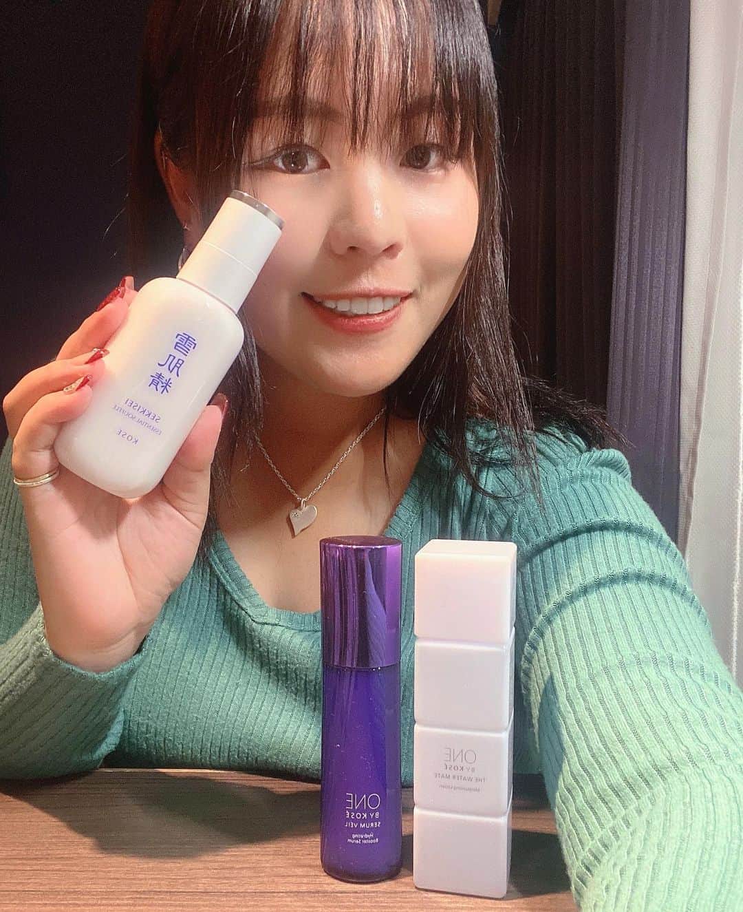 ささきしょうこのインスタグラム：「今日、「KOSE」様から化粧品やヘアケアセットなど沢山のセットを頂きました〜♥️  その中で私のおすすめを紹介させて下さい😊 この時期、すぐ顔が乾燥してしまう私にとって、この化粧水や美容液、そして乳液は手放せないものです❣️  お風呂上がりなど、サッと塗るだけで朝起きても乾燥していないので、乾燥肌の方には是非試して見てください😆👍✨‬  #乾燥肌にオススメ  #KOSE  #ありがとうございます」