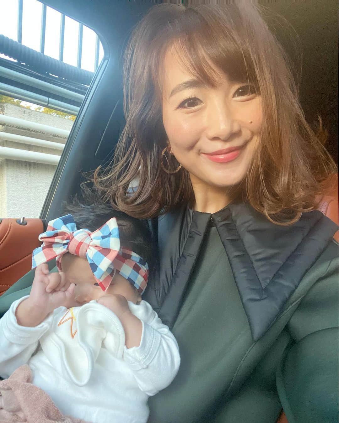 Mai Wakimizuのインスタグラム：「マツエクを終えて娘と2ショット♡マツエクは2.3週間に1度のペースでメンテナンス。もう長年lycka @lycka_mmにお願いしています＼(^o^)／娘は自分の右手で一人遊び中でした♡笑 #マツエク#lycka#生後3ヶ月#女の子ベビー#女の子ママ」