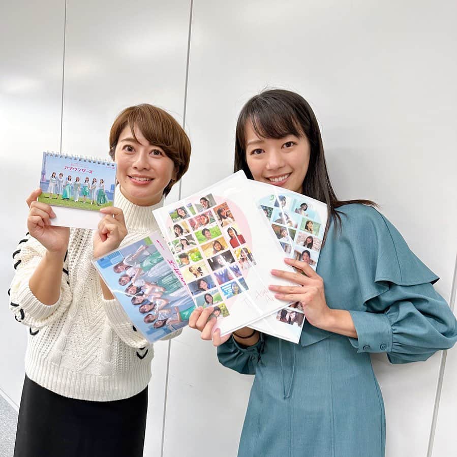 紀真耶のインスタグラム：「昨日は久保田さんとインスタライブ✨ カレンダーお家やオフィスにぜひ飾ってください😊 オンラインでも購入できますよ💕  ☆ ☆ #アナウンサーカレンダー #テレビ朝日 #卓上カレンダー #12月から使えます #久保田直子 #紀真耶」