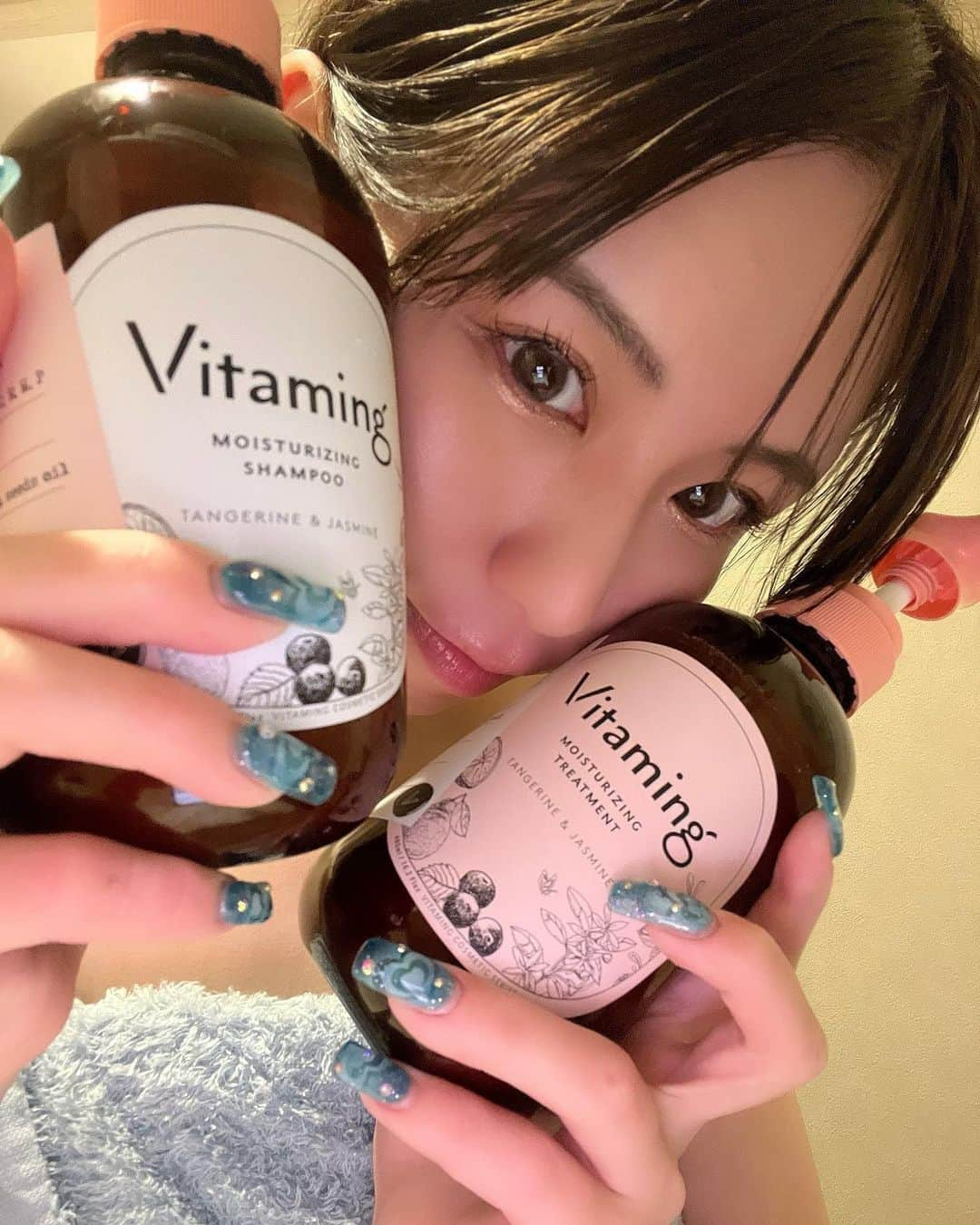 横井美穂さんのインスタグラム写真 - (横井美穂Instagram)「ビタミンケアブランド @vitaming_official さんから シャンプー&トリートメントを頂きました🛁🫧✨　  ビタミンA.B.E.H.Pと 2種類のビタミンC成分を配合していて 髪からもビタミンをいれて しっかり潤いケアをしてくれるよ🧖‍♀️🫧  ハイトーンの髪色の方にも🙆🏼  ありがとうございましたっ🧴🫧  #vitaming #ビタミンシャンプー #ビタミントリートメント #バイタミング #ヘアケア#PR」11月10日 20時10分 - miho__yokoi