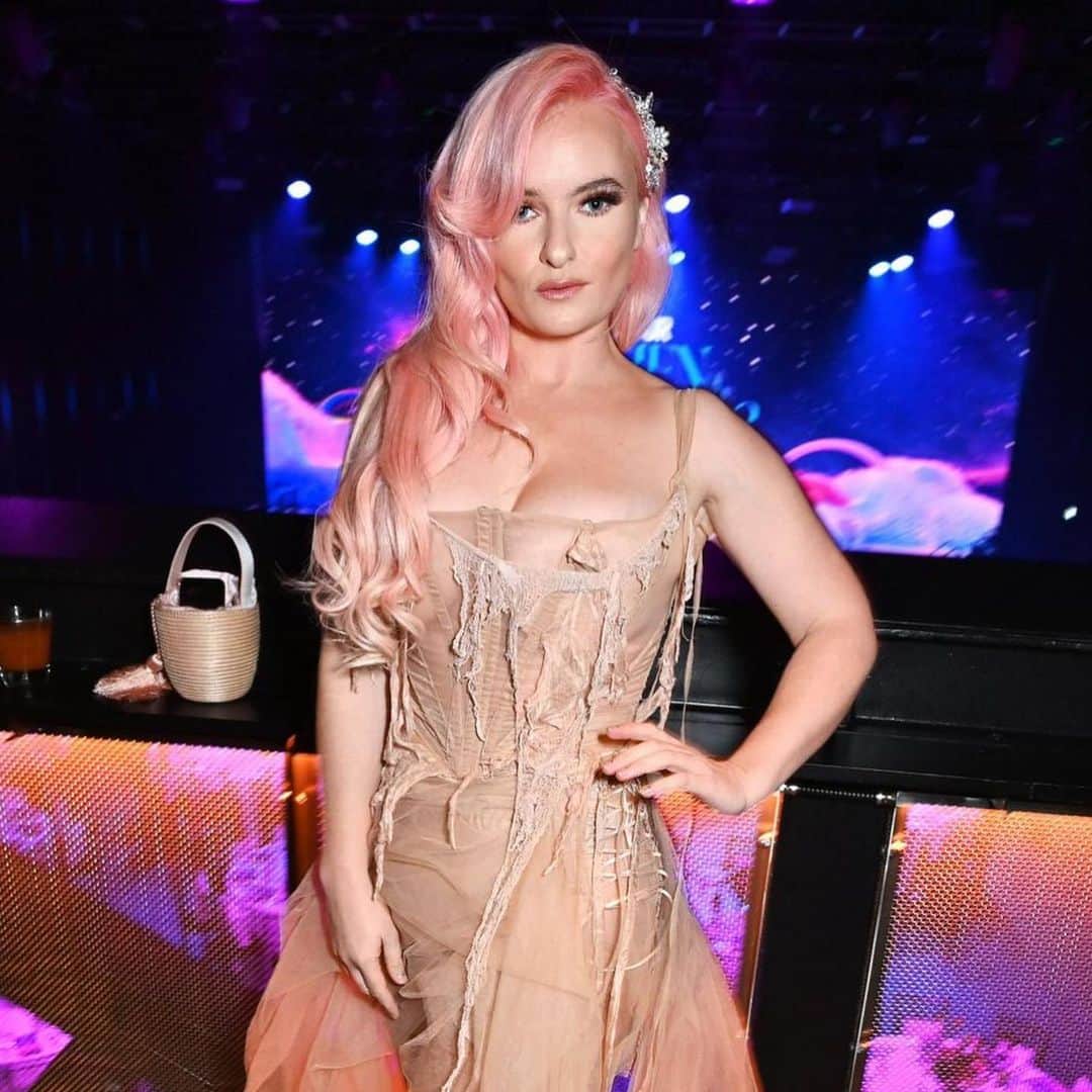 グレース・チャトーのインスタグラム：「Went full wench for my first GLAMOUR Women of the Year Awards 😝   Thank you @glamouruk @for such a spectacular evening!   Hair and makeup @nacaishaleopardglam  Styling @paolodidthat  Dress @dreaming_eli  Shoes @renecaovilla」