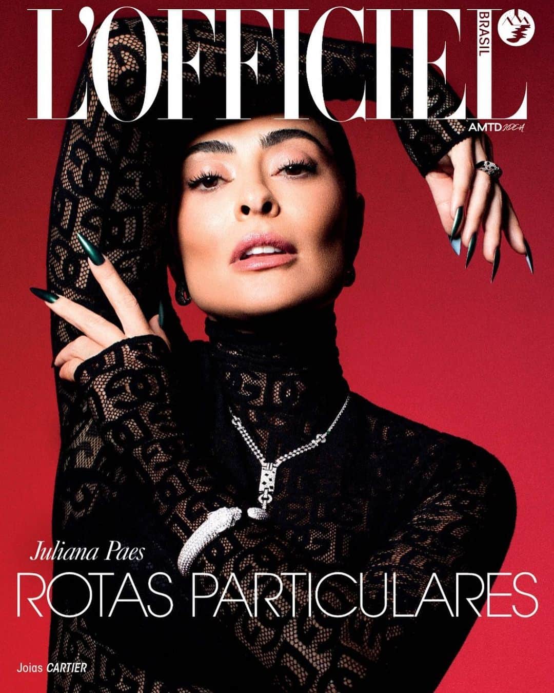 ジュリアナ・パエスのインスタグラム：「Uau! Close, carão e beleza?! Check! ✅ Olha só Juliana Paes belíssima na próxima capa da @lofficielbrasil! Mesmo seguindo as rotas, a gente até perde o caminho com o estilo dessa maravilhosa! Kkkkk Em entrevista à publicação, a atriz falou sobre a maternidade e como busca conscientizar os filhos sobre a vida. “Eu levo muito a sério o compromisso de educar os meus filhos para eles serem cidadãos conscientes e respeitosos. Ainda que pequenos, eles sabem, por exemplo, o papel que tenho na ONU Mulheres e a importância disso. Do porquê isso é necessário. Acho que está no dever de cada mãe explicar às crianças, desde a infância, a questão da equidade entre o homem e a mulher”, afirmou. É sobre sensatez, né? Diva! ✨ (📸: Karine Basilio; @lofficielbrasil)」