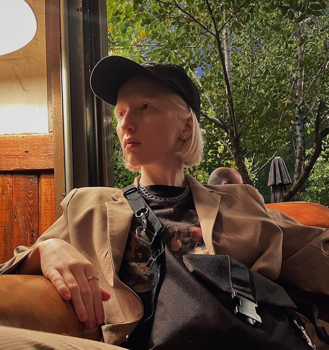 ナスチャのインスタグラム：「she is rebellious 🖤」