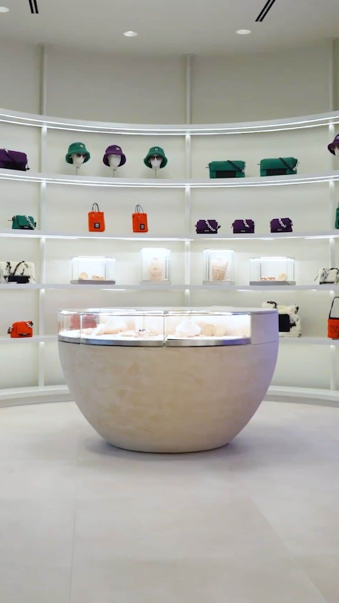 トウスのインスタグラム：「Hola Madrid! Welcome to our new Concept Store in Calle Serrano, 50. Come and rediscover the new TOUS.」