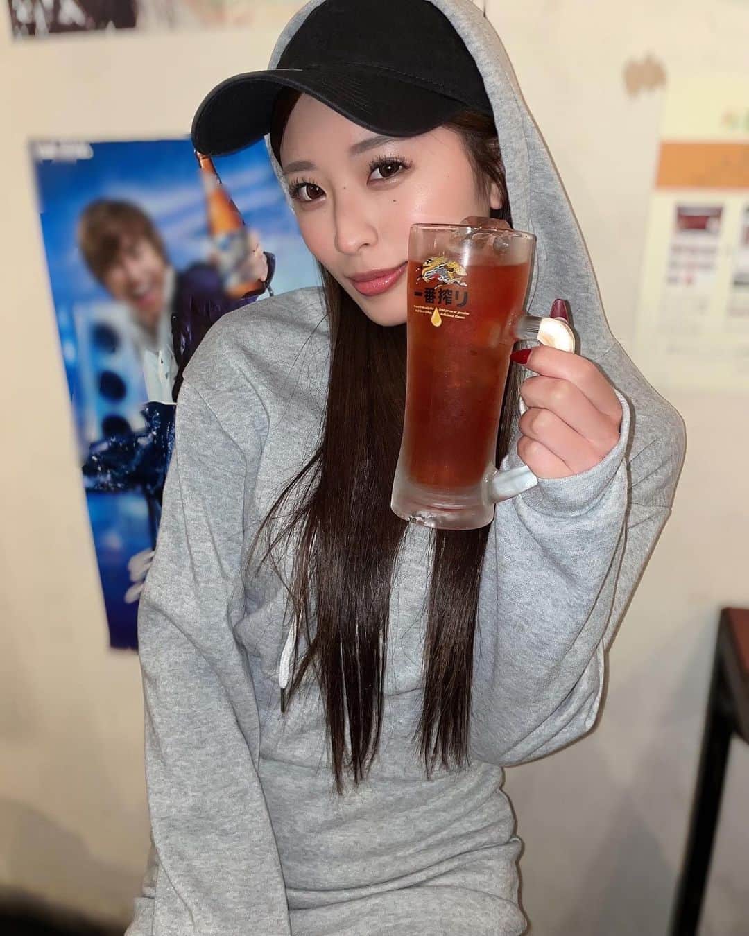 MIYABIのインスタグラム：「1日お疲れ様でした🌷  カンパーイ🍻 ザクロジュースなのはシー🤫 ビール飲めないの🫢💕  今日はHALII TOKYO（ハリートウキョウ）　@halii.tokyo_akasaka さんで美容バリ施術して頂きました🪡💜 日頃の疲れや、むくみが取れて顔がスッキリ💆🏼‍♀️🥹  明日の撮影も万全で迎えれそう🫶 最近、睡眠が浅かったから針の効果でグッスリ眠れる〜😴  担当の鎌田さん可愛くてとっても優しい方でした💕 ありがとう御座いました👼🏻  #美容バリ  #美容針  #cyberjapan」