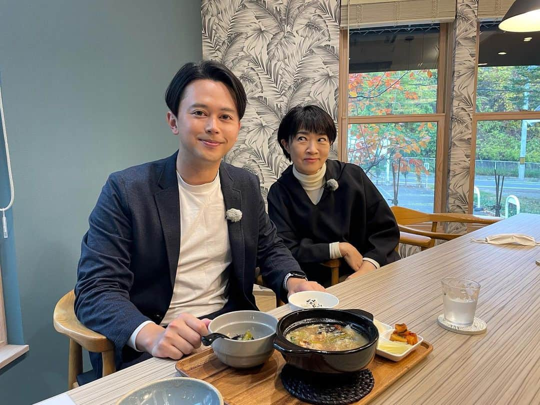 八木隆太郎のインスタグラム：「今週はひさーしぶりにグルメロケ🍝　　 「噂の街グルメ」のコーナーで 札幌の高級住宅街「宮の森」を 巡りました✨　やはり素敵な街です。  しかも、これまた数年ぶりに ロケした石井さんとで、 終始楽しかったです♩ にやけているのは石井さんの圧を 感じだからです。笑  最近は記者業が多く、 自分で編集や追撮をしなくていいのは とーってもありがたく感じながらの ロケでした😂✨ また行きたいです。料理撮り忘れた。  #宮の森 #uhb #みんテレ」