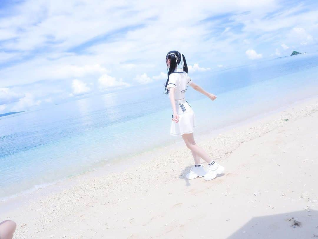 千葉恵里さんのインスタグラム写真 - (千葉恵里Instagram)「☁️ 🧼 ☁️ 🧼 ☁️ ⁡ ⁡ ⁡ ⁡ ⁡ ⁡ ⁡ ⁡ ⁡ ⁡ 海〜〜〜🏖 ⁡ ⁡ ⁡ ⁡ ⁡ ⁡ ⁡ ⁡ ⁡ #AKB48 #千葉恵里 #久しぶりのリップグロス #衣装 #オサレカンパニー さん #ツインテール #巻きツイン #ツイン #巻き髪 #ヘアアレンジ  ⁡ ⁡」11月10日 23時15分 - eriierii_1027