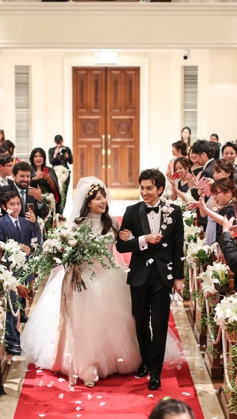 のインスタグラム：「▼ 【Wedding photo】 人生で１日だけの特別な日  好きなドレスを着て 好きな人たちに囲まれて  隣にはかけがえのない大切な人がいる  そんな１日を過ごす場所だからこそ 好きな場所で.  アートグレイスは結婚式という日が おふたりにとって 最幸 になるよう お手伝いさせていただきます♩  「こんなことはできる？」 「こんな写真が撮りたい！」 聞いてみたいことがあれば いつでもDMでお答えします☺︎  挙式予定の方も 今から式場探しの方も お気軽にご相談ください❄︎」