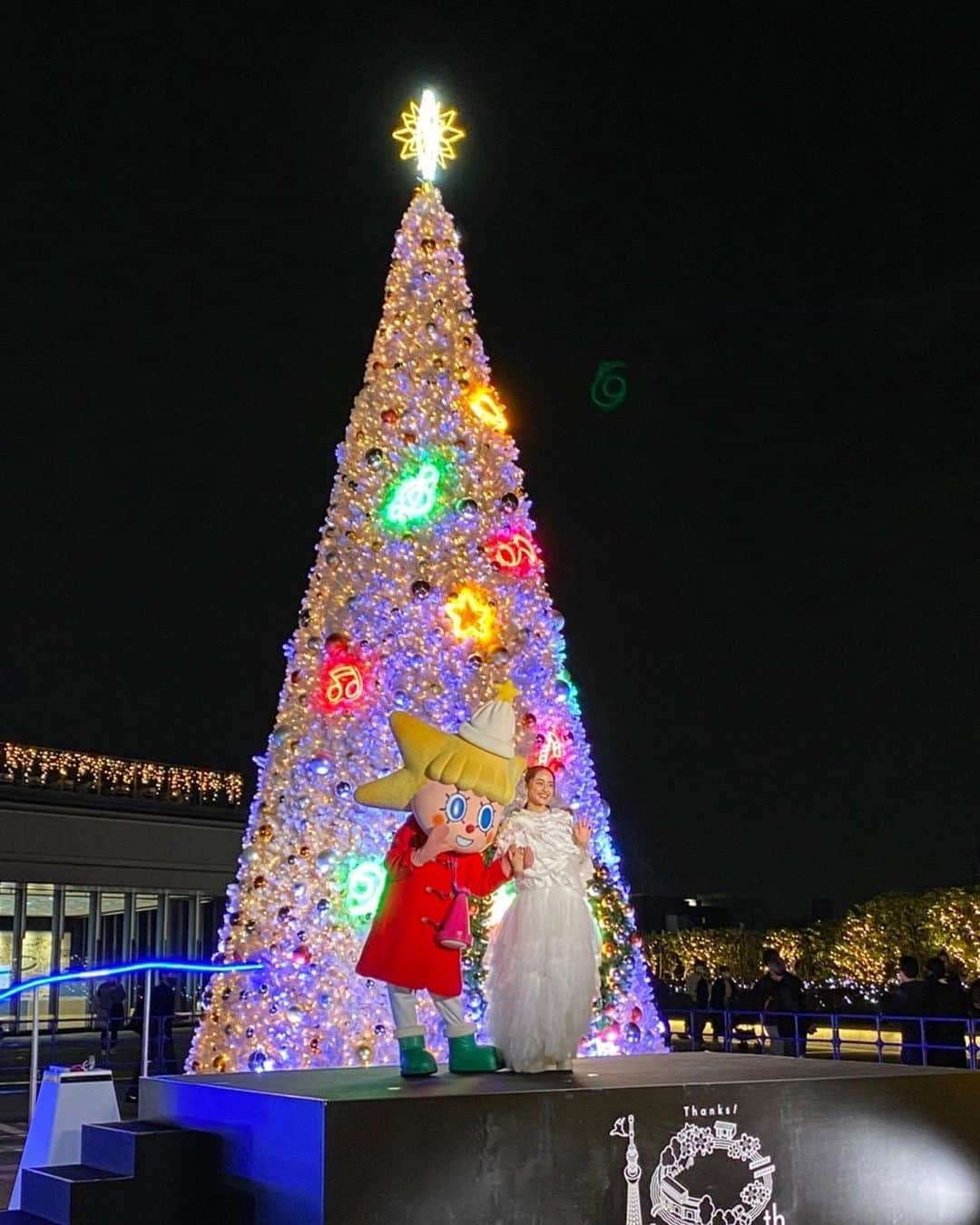 平祐奈のインスタグラム：「🎄🤍❤️ スカイツリー点灯セレモニー🌠  幼い頃住んでいた押上で記念すべき スカイツリー10周年をお祝いできて 沢山の方とキラキラ輝く瞬間を ご一緒できてとても嬉しかったです  寒い中お越し下さりありがとう ございました🫶  ソラカラちゃん可愛かったなぁ💛💙  体冷えてると思うので 温まって寝て下さいね💫」