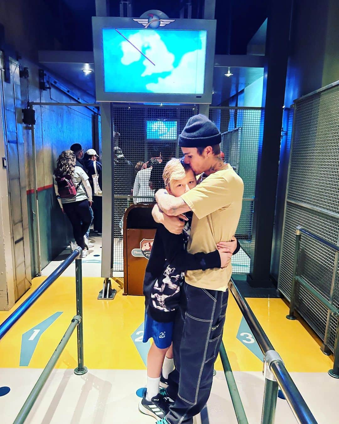 ジャクソン・ビーバーのインスタグラム：「Just the 2 of us. #brothersday」