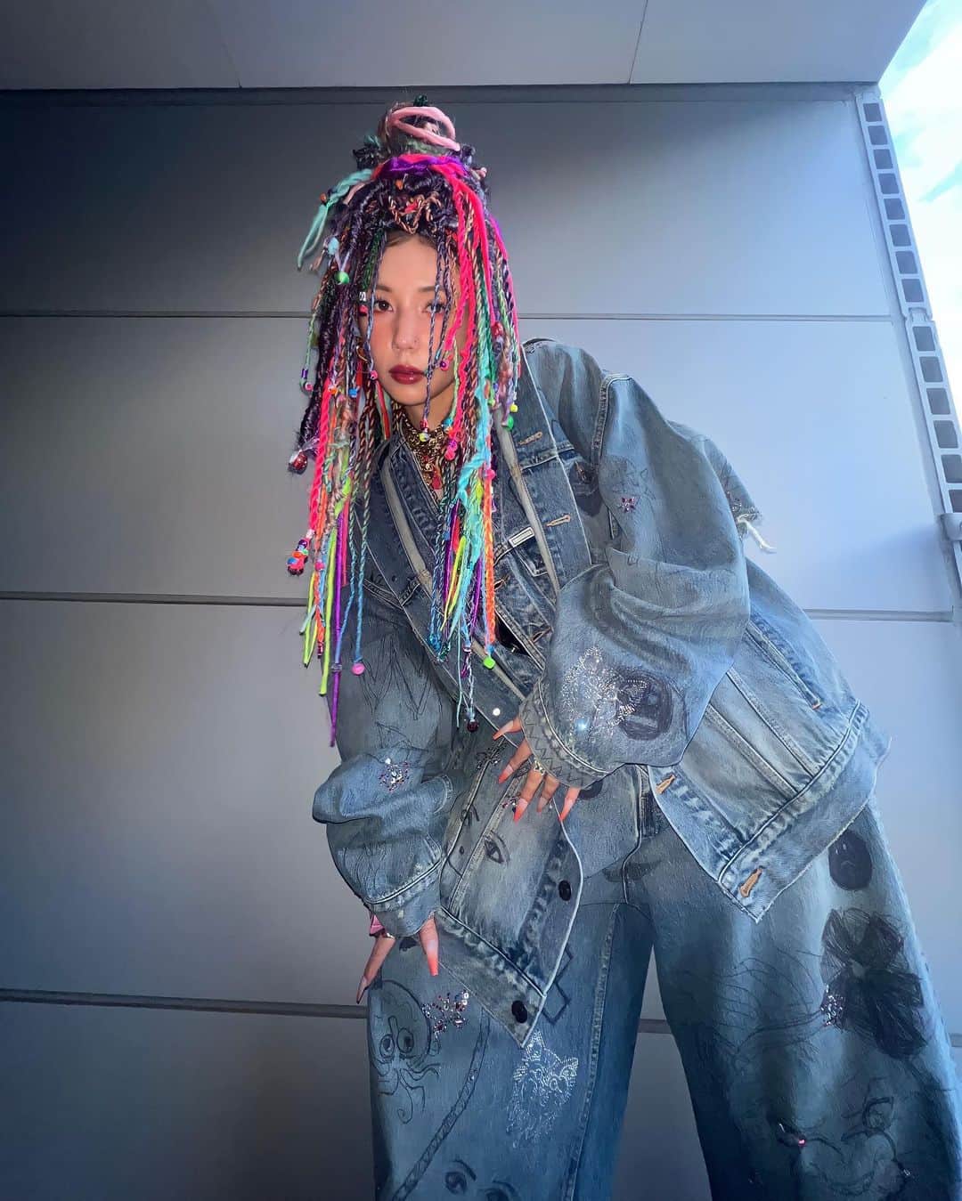 のインスタグラム：「念願のベストジーニスト👖❤️ 受賞する事ができました🥹💎 両親がアメカジショップをやっていて、小さい頃からデニムにはたくさん触れ合ってきたから家族みんなで大喜び🥹❤️‍🔥本当に嬉しい🫶🏻💕 どこかで、きっと私はもらえないよなぁ〜🥲ただの派手好きとしか思われてないだろうし…🫠とあきらめてたからビッグサプライズでした🥹🥹🥹🥹👖✨💫  ヘアメイク💋　@nasup  あなたは本当に天才だよ🎖️  授賞式は33歳の誕生日に買ったバレンシアガのセットアップを使いたくて、スタイリストさんにお願いせず、全部私物で挑んだら私だけこんな事になってしまいました😂」