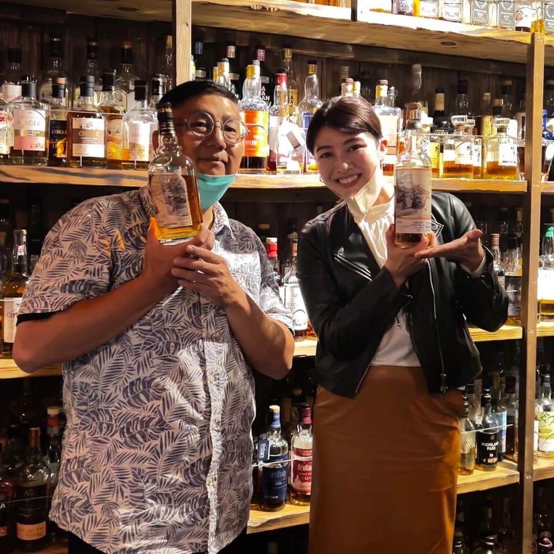 細田彩花のインスタグラム：「. @themalt_whisky  台湾ラストNIGHTは素敵な出会いがありました🥃🇹🇼 . ひとり旅だけど、いろんな人と楽しく飲めて本当に幸せでした😂🤍絶対また来ます🫡  最後にbarのbossと📸笑  谢谢！我会再来！  #台湾ウイスキー #台北bar  #ウイスキーバー #台北酒吧 #taipeibar  ...............................  ▼ウイスキーメモ🥃笑 ・Kavalan Solist Vinho Barrique シングルカスク ストレングス ・OMAR カスクストレングス ・The malt 20年(オリジナル) (お姉さんからいただきました😭🙏🏻優しすぎる) ※全部台湾ウイスキー  3種類いただきましたが、 OMARが個人的に1番好みでした！！ . 58%も度数があるのに、なめらかで甘くて飲みやすかった◎ ビターチョコと一緒にいただきました。 . サイトには、しっかりとしたモルトの香りに、後からハニーやトロピカルな甘さ。とのこと いろんな賞を受賞してるのにも納得😂✨(誰)」