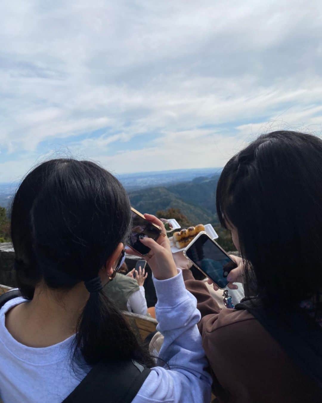 佐咲紗花さんのインスタグラム写真 - (佐咲紗花Instagram)「. 上京してもうすぐ13年… 初めて高尾山に登ってきました！ 安月名莉子ちゃんと前島麻由ちゃんに誘ってもらって ３人で山登りしてきたよー。  行きは6号路、帰りは4号路からのリフト。 天気に恵まれて素晴らしい一日でした。  りこちと初めて会ったのが9月半ば、 まゆちと初めて会ったのが10月初め、 からの 人生観や死生観を語りながら登山する仲になるの早すぎて笑う🕺 あとインスタの投稿誕生日(6月)ぶりで笑う🫠  すごく心のデトックスになったから 部活としてまた行きたいです⛰✨ りこち、誘ってくれてありがとう♡♡」11月10日 23時44分 - sasakisssayaka