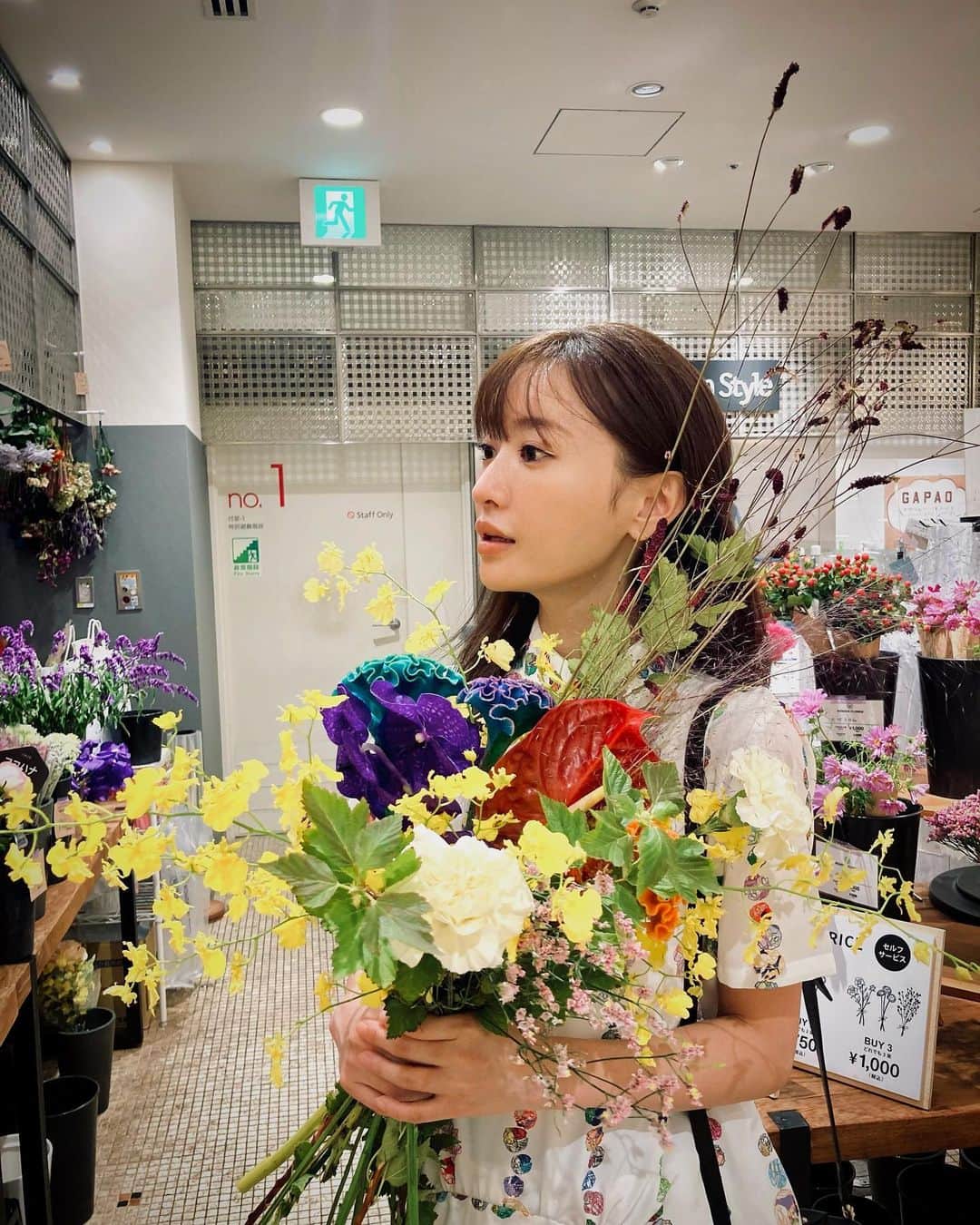 松本まりかのインスタグラム：「（まだ文章途中ですが時間なので）イチニチイチトウコウ  ちゃんと続けてたの知ってた？ まさか今の作品中は無理だと思ってたけど 自分の中身を取り出してあげることは 演じる上でもいい気付きにもなってる気もして  無理だと思うことをひとつ課せてみる そして超えてみる  そしたら意外と出来てるじゃんって  インスタ、SNSという苦手分野を  克服したい  忙しいから無理  と言い訳にしない為の  ひとつの挑戦  インスタイチニチイチトウコウ  新しい世界です  毎日毎日日々の終わりに仕切り直す  その日の言葉と画を考える  どんな気分なのか  それは創造のじかん  自分ごとの個人的な内容を書いています そこで自分だけが読める日記ではなく 公開することでその意味は変わる そうして日々を記録する  人生の記録  わ でっかいなー  でもそのくらい言ってもいいと思う  そんな場所にしたい  #一日一投稿  #０時間際に滑り込み何度あったか #ふぅ  #渋谷ヒカリエについて #渋谷について #コラム  https://www.hikarie-entertainment-times.com/post-220/」