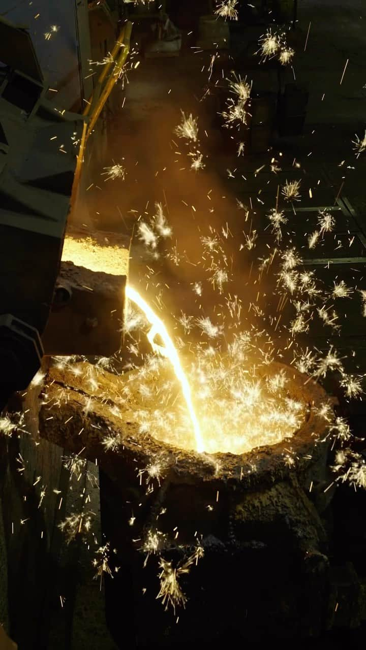 ルノーのインスタグラム：「This is how we manufacture the parts for our vehicles, at the foundry of the Le Mans plant in France. As a melting furnace operator, Yohan is cleaning the furnace with sand, taking a sample and checking the temperature before the metal is poured into the moulds. In this in-house foundry, the brake discs and rear drums of all #Renault vehicles are made of 87% recycled machining waste. ♻️ #PassionIndustry」